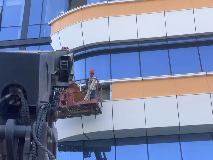 生活综合楼屋面层幕墙玻璃安装工作