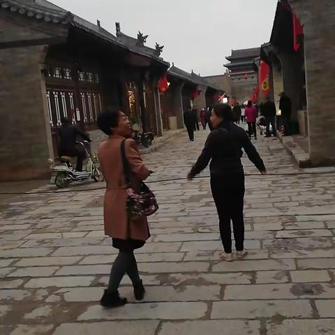 约三五个知己好友，享十分的欢乐