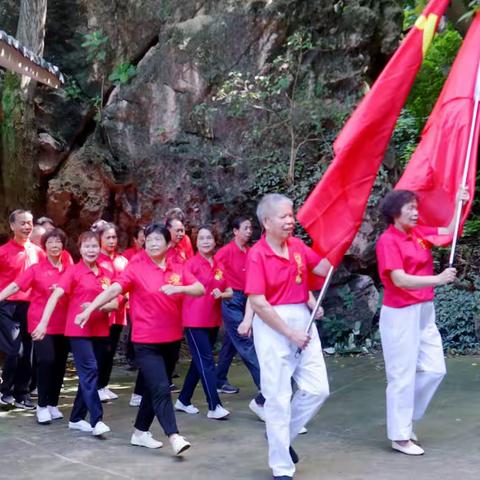 初心永记跟党走，逐追绮梦报党恩