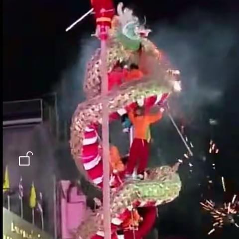 开江甘棠元宵真热闹，耍火龙铁水变火满天飞，