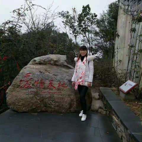 俩蚂蚱不离不弃，不争不吵，幸福到老。