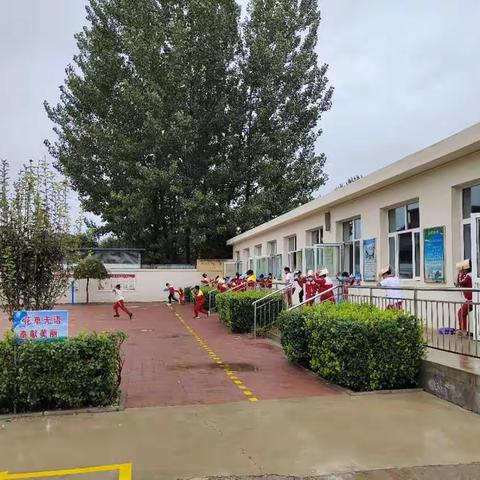 侯家营镇王庄子中心小学开展地震演练活动