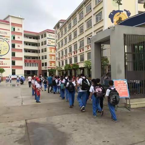 润德于心 化善于行——那大镇中心学校第十二周（星期二）值日侧记