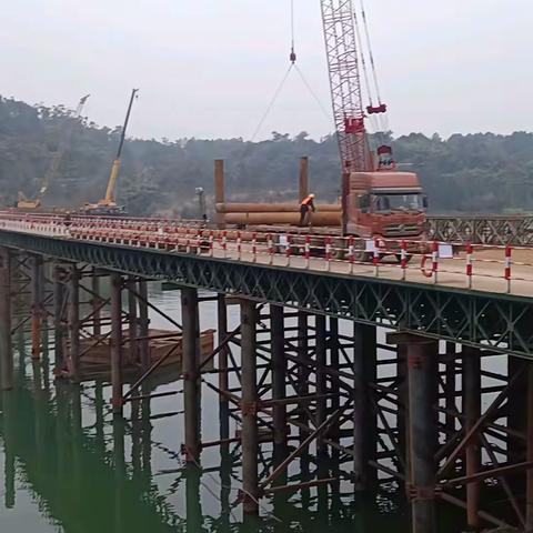 资中县杨柳滩修建沱江特大桥栈桥纪实二0二三年二月十一日摄影：李世元。