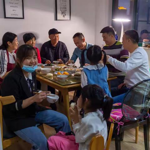 家人相聚  灯火可亲