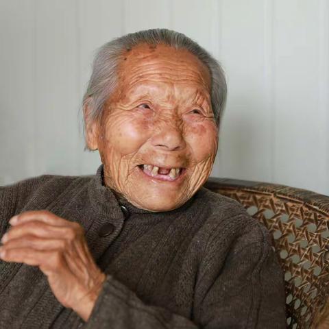 岁岁重阳。今又重阳，百岁老人分外香