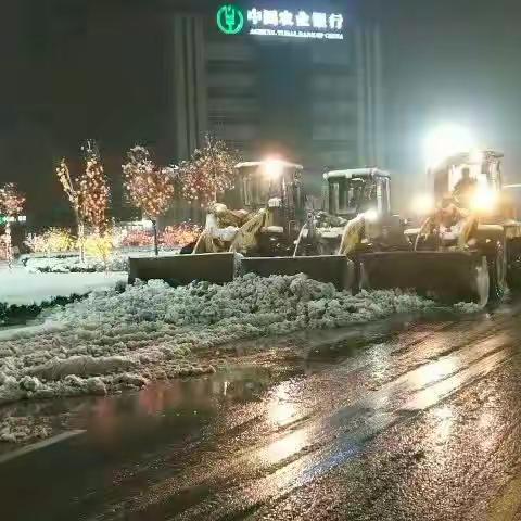 范县城市管理服务中心:昼夜奋战铲除城区道路积雪，全力保障城市正常有序运行