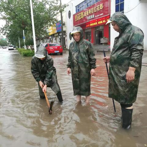 一场雨，一座城，一抹城管蓝……