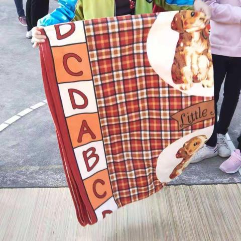 优化生活环境，共建美好校园                记合美小学叠被子比赛