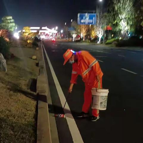 坚守岗位迎国庆——城市“美容师”环卫工人