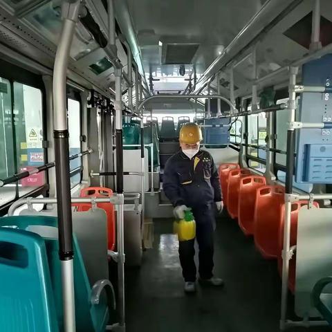 抗击新冠疫情，公交人在行动