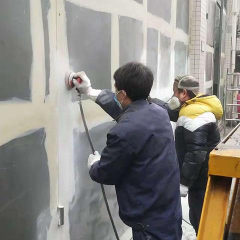 八保厂支援兄弟单位为车间铁门喷漆