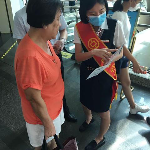 “普及金融知识宣传活动”梧村中行走进商场开展金融知识宣传