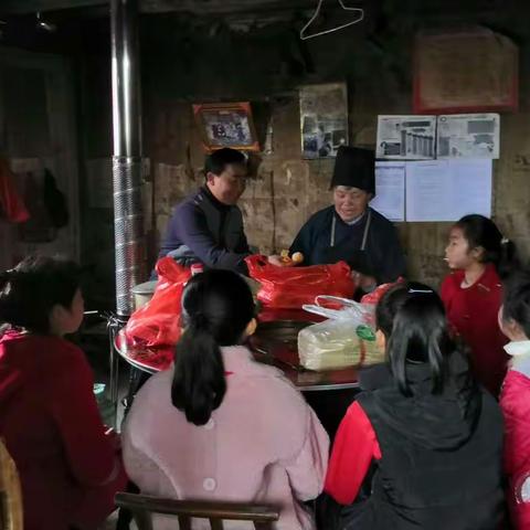 金山小学开展“不忘初心、牢记使命”迎新年献爱心活动