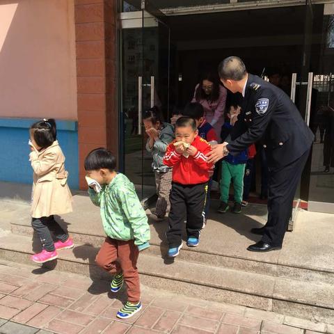 消防知识人人知    构筑安全在心间        --回民区六幼消防安全培训及幼儿逃生演练