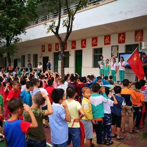 飘扬的红领巾，成长的小足迹——新圩小学2017年秋一年级新生入队仪式