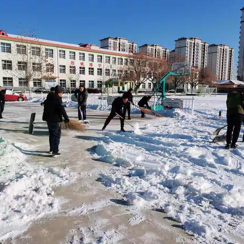 冬日教师让人暖，扫雪除冰筑安全