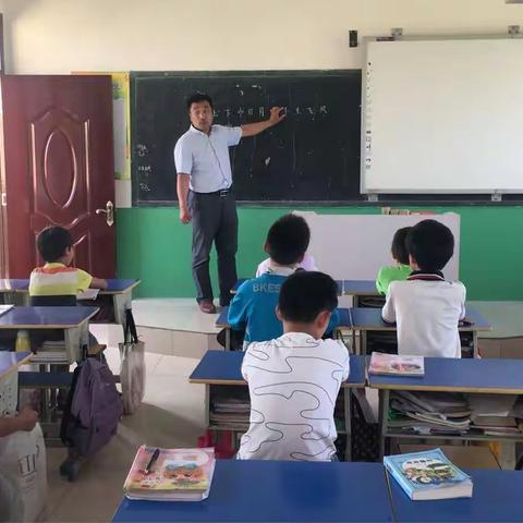 木楼中心小学张利军校长指导学生练习书法