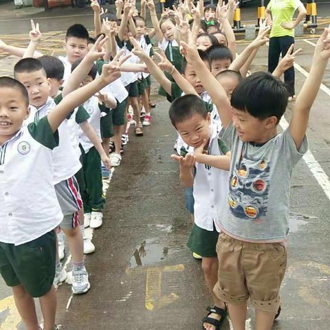 伟才幼儿园小博士一班参观小学了
