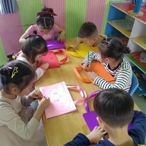 “浓情五月，感恩母亲”--伟才幼儿园小博士一班主题活动