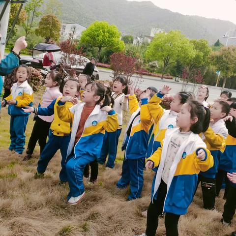 《我们一起寻找春天的足迹》   一淅川二小一年级春游活动