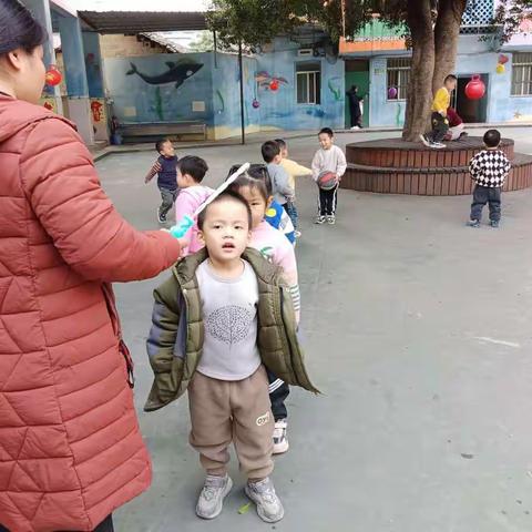 在活动中成长一一一东龙镇中心幼儿园小一班