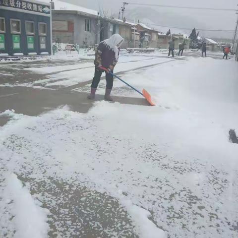 雪让人心更加凝聚在村委的领导下，2022年11月30号下了一场大雪，二胪村广大村民为了道路畅通都积极参加铲雪