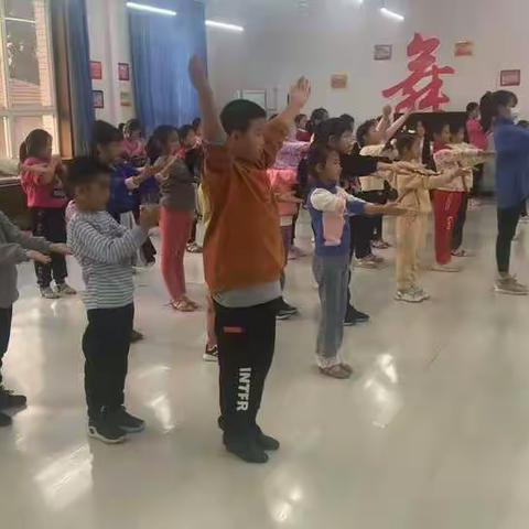 天鹅小二课堂拉丁舞宝贝们排练中