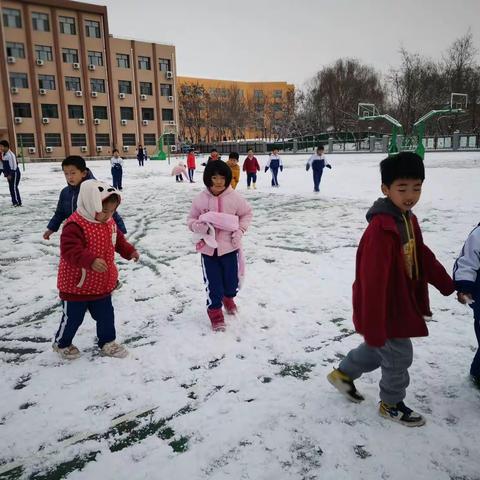 课间十分钟—雪地里撒欢，其乐无穷！