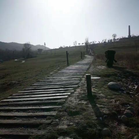 你知道路的尽头在哪儿吗？海的对面是啥吗？人生的道路很长很宽，怎么走都靠自己把握！