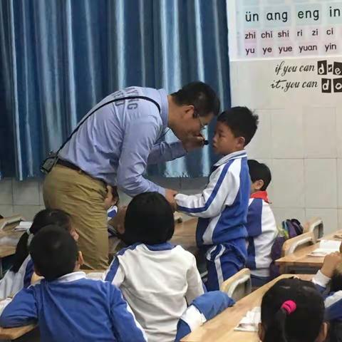 12月2日家长开放日一瞥：暖暖冬日阳光，后海小学迎来了众多热情的家长，孩子们用动听歌声去感受美表现美