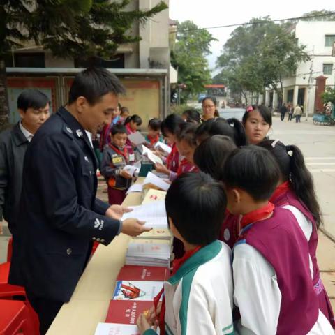 南圣中心学校组织参观宪法日宣传活动