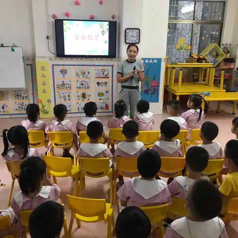 海口市秀英居委幼儿园礼仪新智班10月分安全教育交通规则成长记录