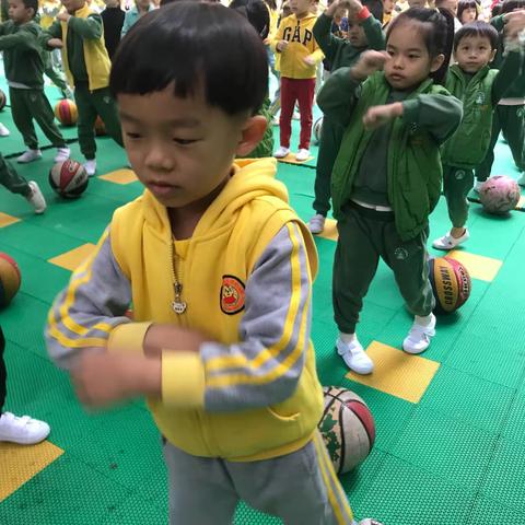 海口市秀英居委幼儿园礼仪新智班宝贝第十八周精彩回顾