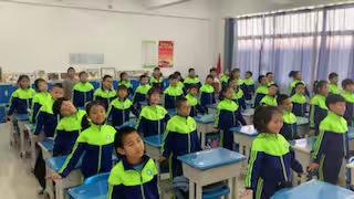 毓才实验学校小学部音乐课展示———二年三班