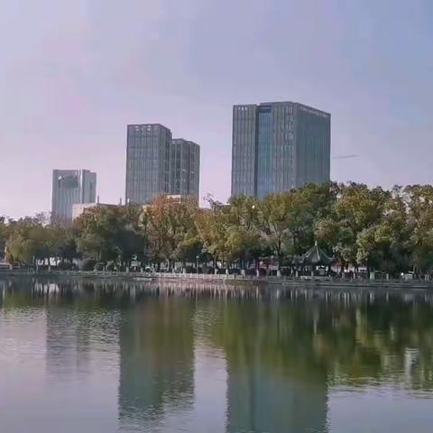 用巧影选做短片用微信发时长不超过五分钟，用美篇能解决这个矛盾。