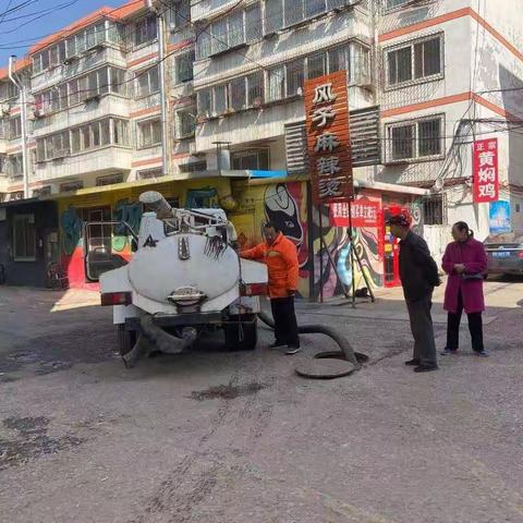 疏通污水井，做居民贴心人