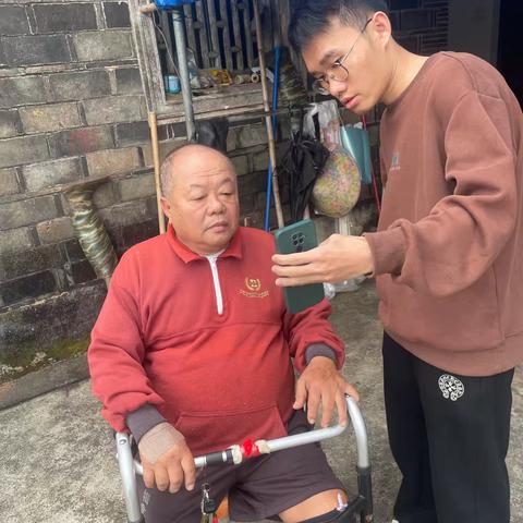 网格员上门认证暖人心：为行动不便老人办实事