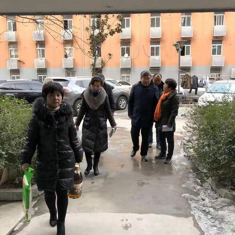 长乐坊街道办事处节前慰问退休人员活动