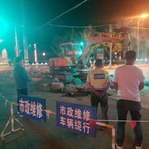 东新大桥十字路口路面维修施工中