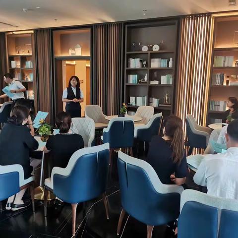 呼和浩特分行住房金融业务中心副总经理张建辉一行走访绿城玖悦府