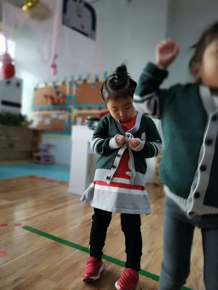 苗苗四班技能大比拼——系扣子