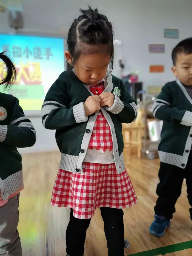 苗苗四班技能大比拼——系扣子