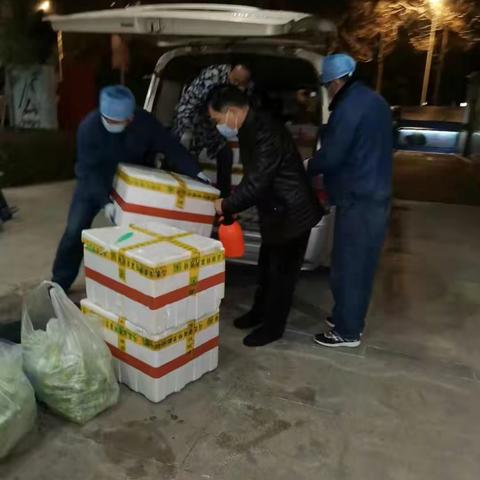 封控膳食服务优，暖心回馈赠锦旗