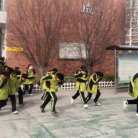 商丘市示范区一中开展消防安全疏散演练活动