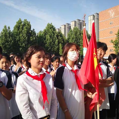 商丘市示范区一中举行主题为“青春正能量，铮铮誓言声”七八年级少先队建队仪式