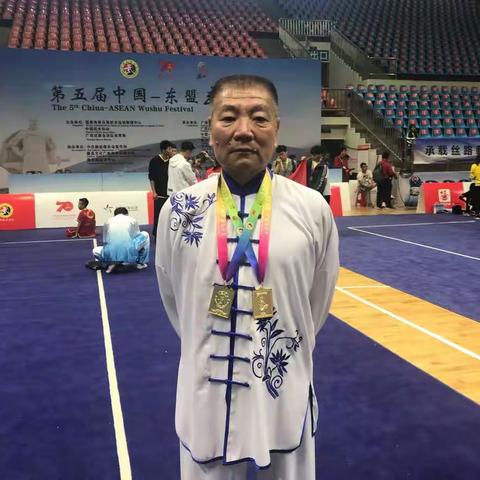 中国武术六段殷凤来老师