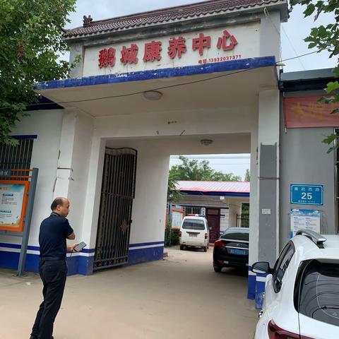 广平文旅局为东张孟康养中心送乐器，并现场传授敲鼓技法