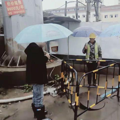 太华路街道含元西路社区工作人员前往六合窑45号院查看院落积水情况