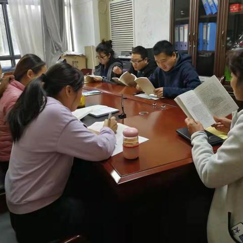 太华路街道含元西路社区开展“不忘初心、牢记使命”主题教育推进会议